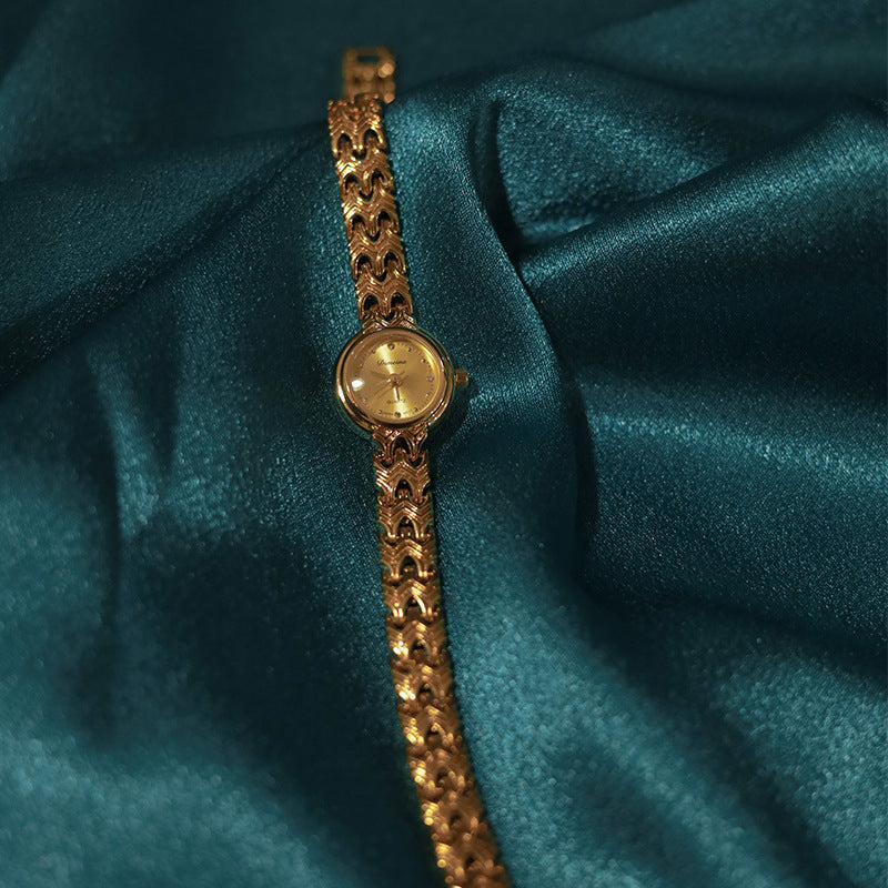 Armbanduhr mit geflochtenem Band auf blauem Hintergrund