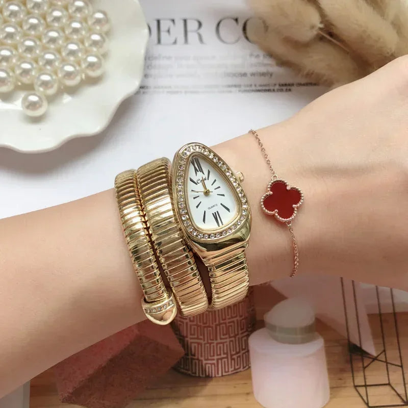 Goldene Uhr mit weißem Zifferblatt