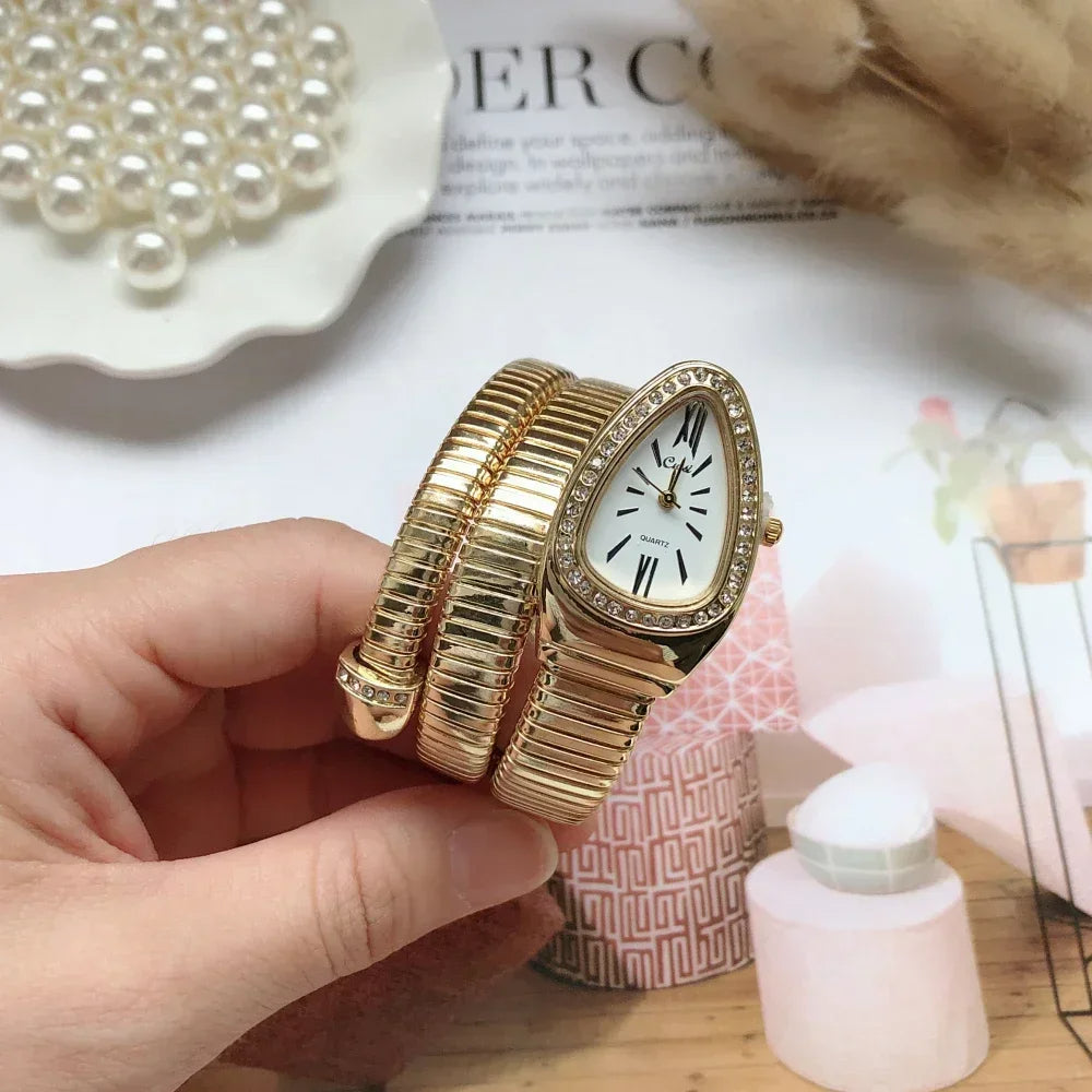 goldene Uhr mit weißem Zifferblatt