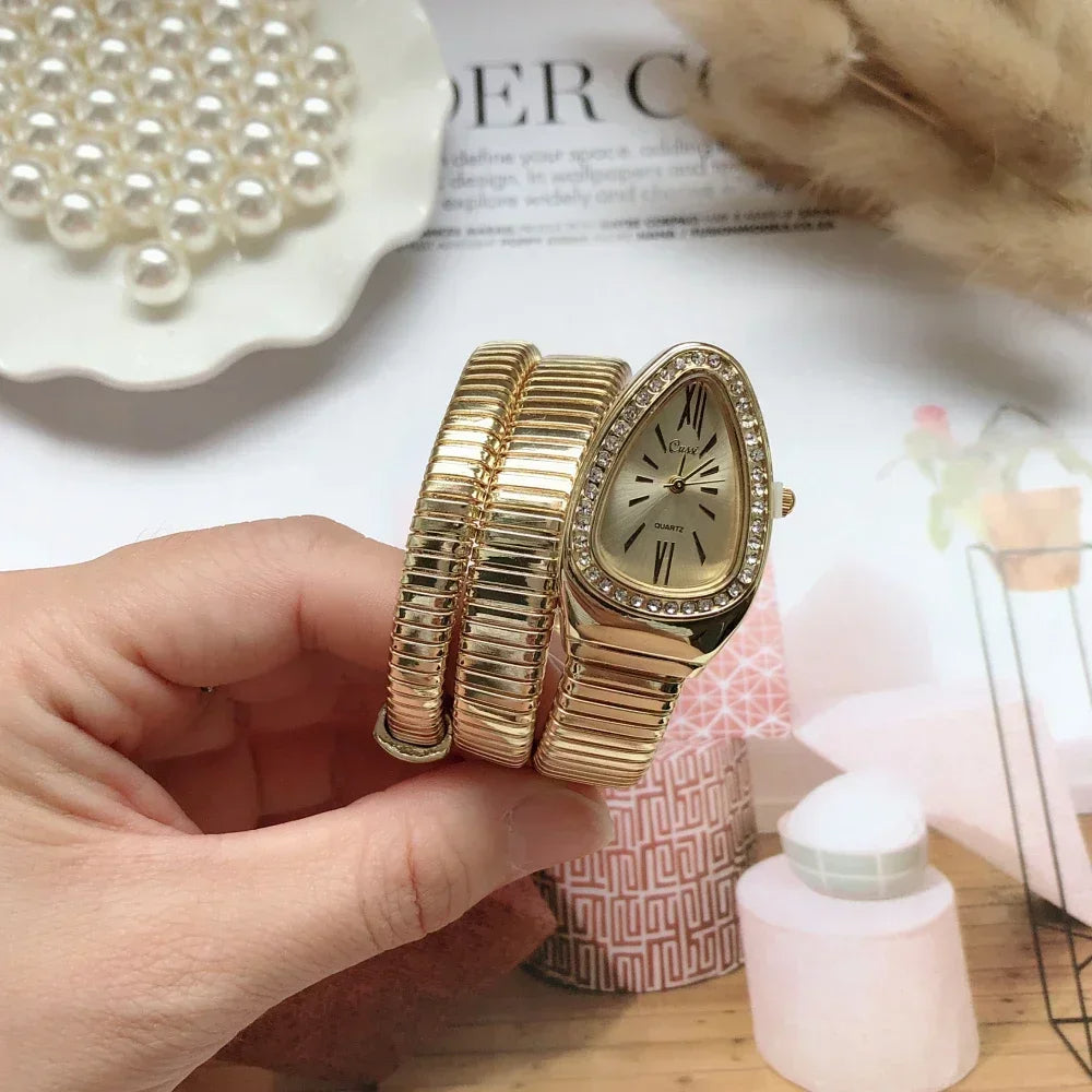 goldene Uhr mit goldenem Zifferblatt