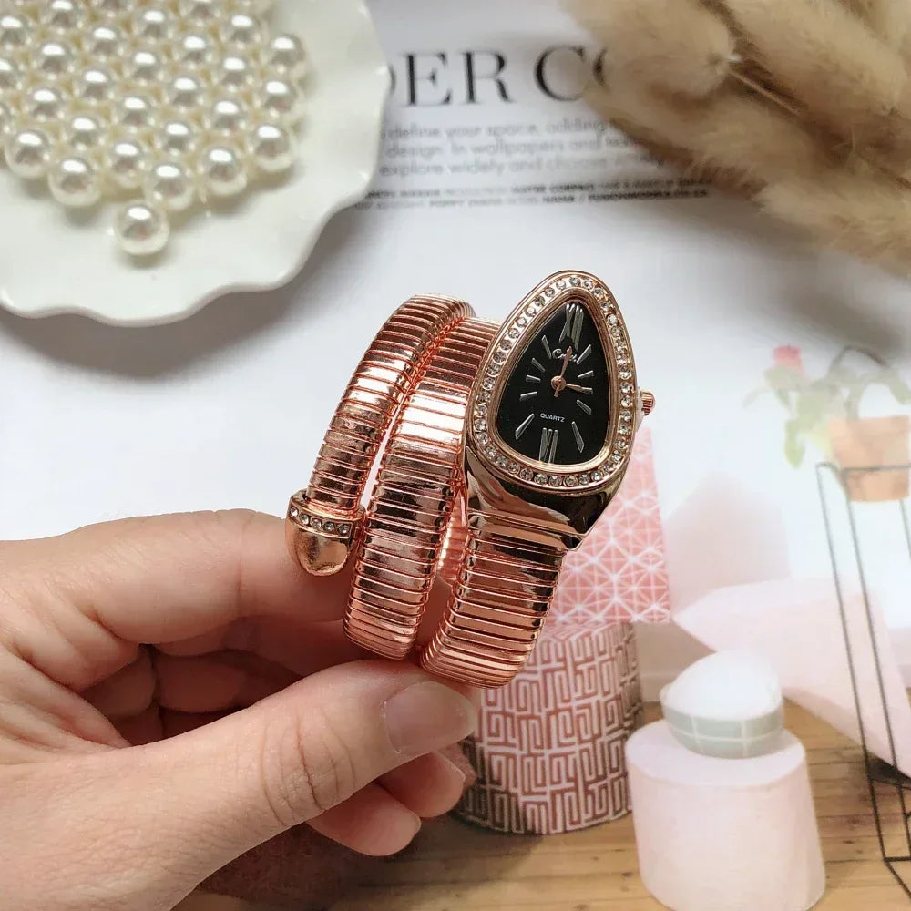 Uhr in rose mit schwarzem Zifferblatt