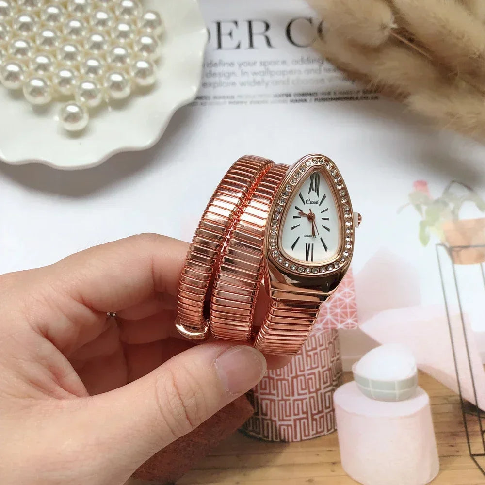Uhr in rose mit weißem Zifferblatt