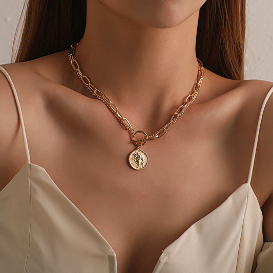 Chunky Goldkette mit Münz-Anhänger und Knebelverschluss am Hals