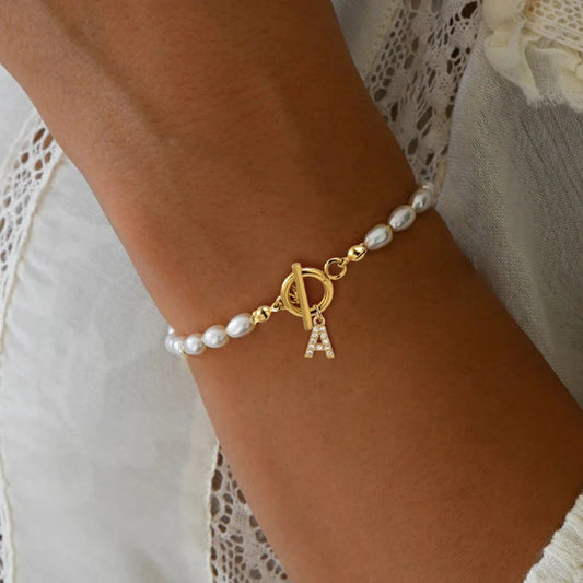 Buchstabenarmband mit Perlen am Handgelenk