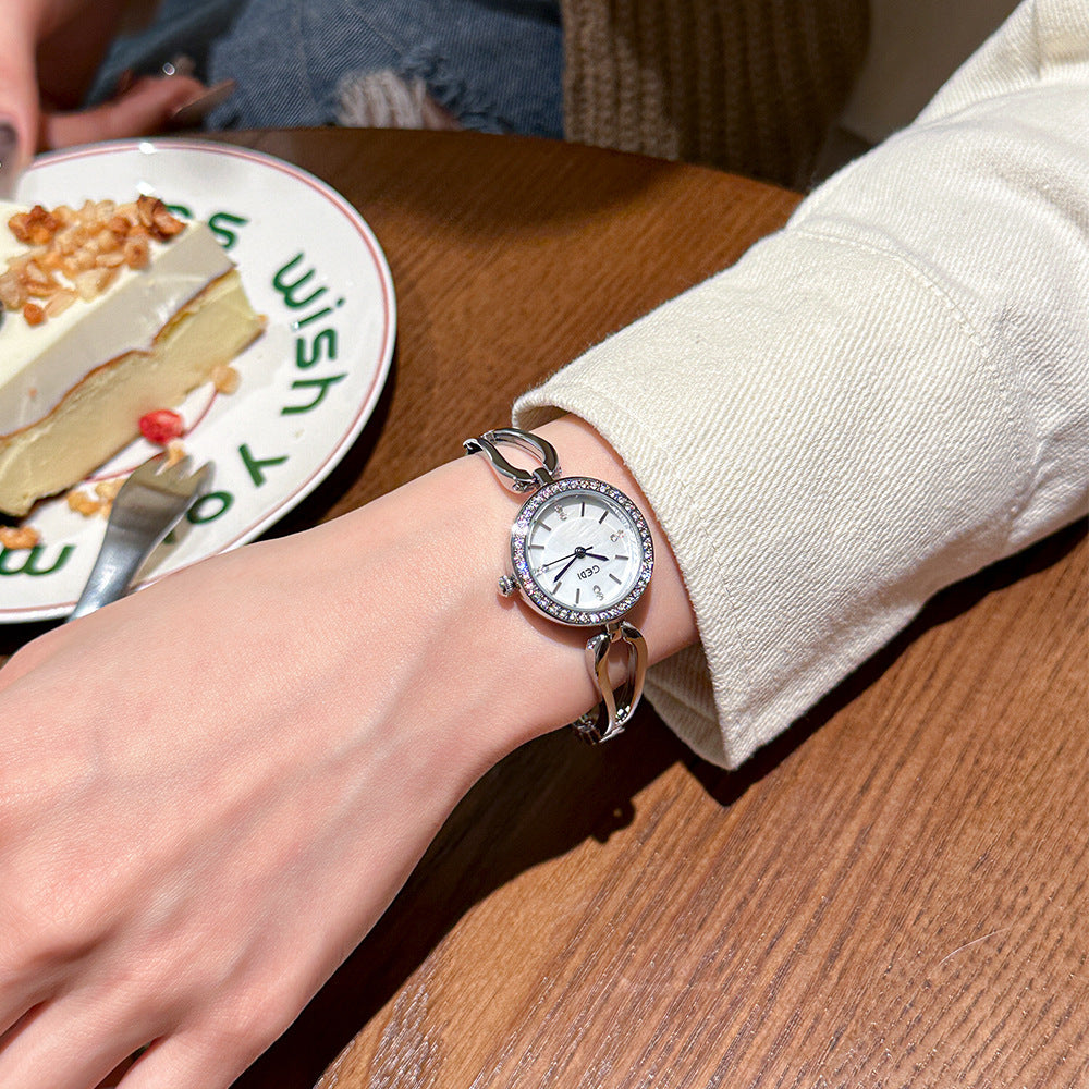 Elegante Damen-Quarzuhr getragen am Arm silber