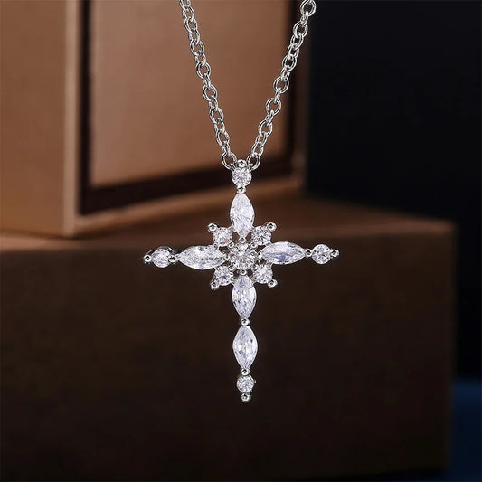 Glitzerndes Kristallkreuz-Collier in Silber