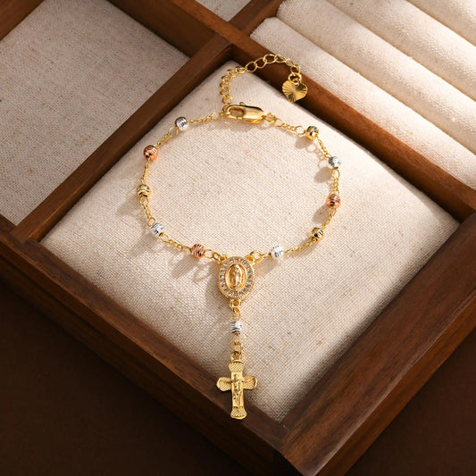 Rosenkranz Kreuz-Armband auf einem Schmucktisch