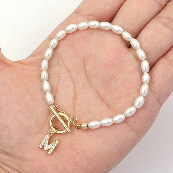 Buchstabenarmband mit Perlen