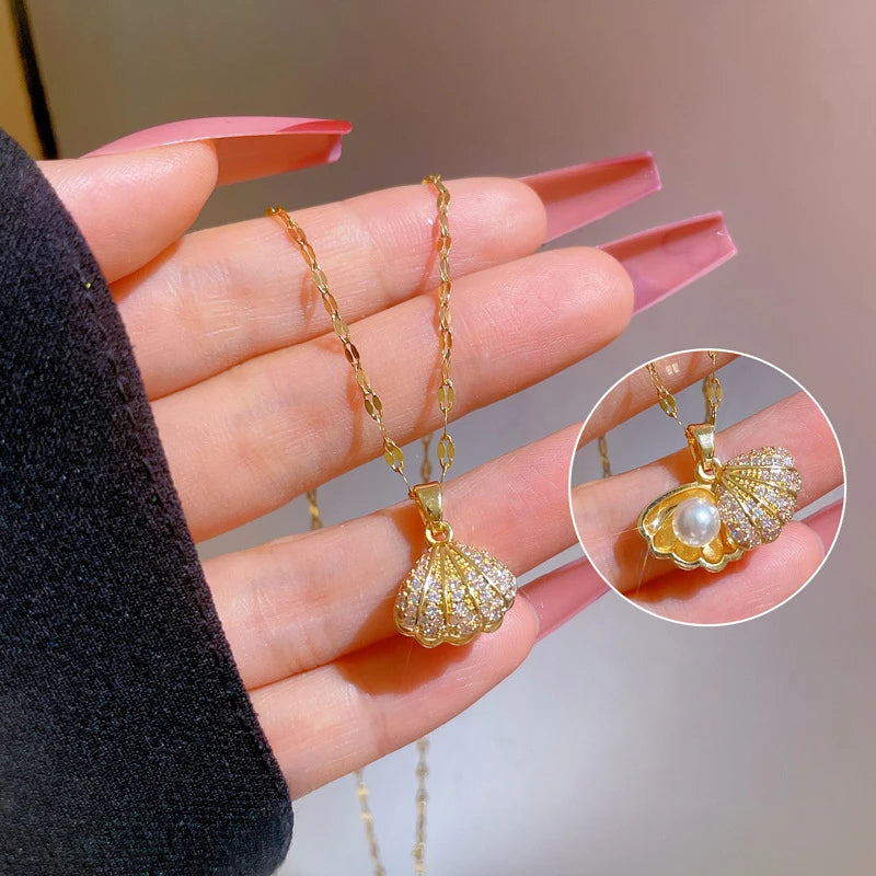 Luna Perle-Halskette in Gold präsentiert an einer Hand