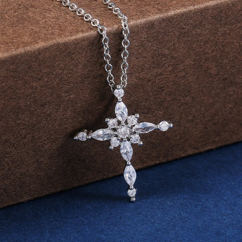 Glitzerndes Kristallkreuz-Collier in Silber