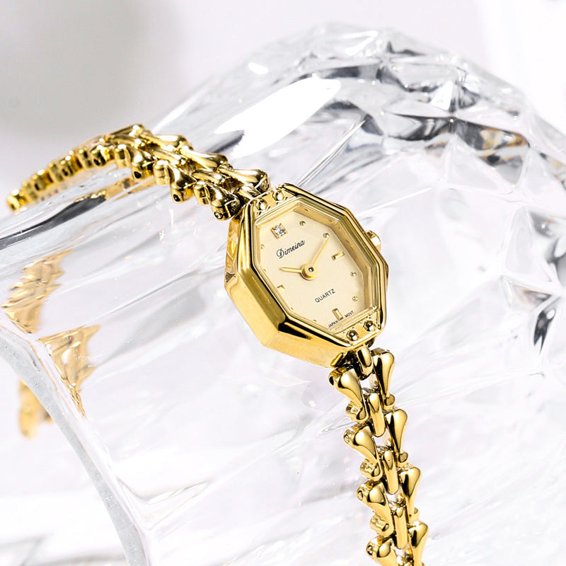 Armbanduhr in Gold Nahaufnahme