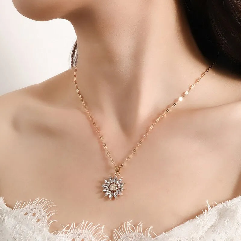 Exklusives Blumen-Collier am Hals