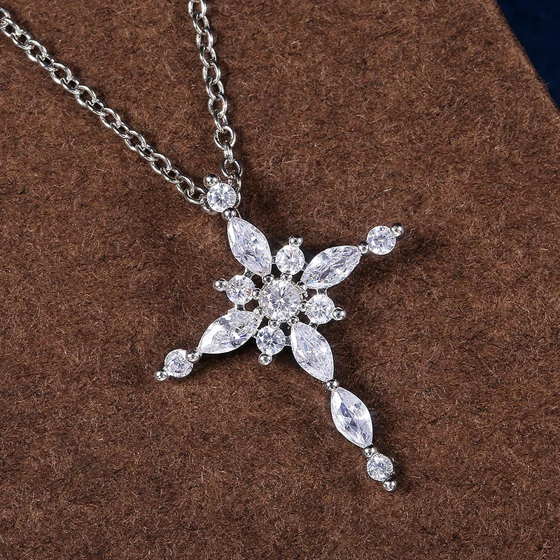 Glitzerndes Kristallkreuz-Collier in Silber
