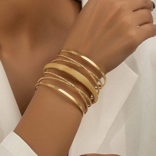 Mehrreihiges Armband getragen am Arm in Gold