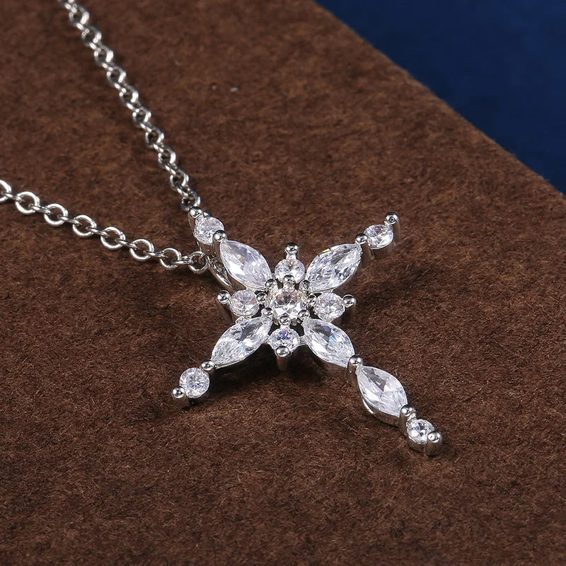 Glitzerndes Kristallkreuz-Collier in Silber