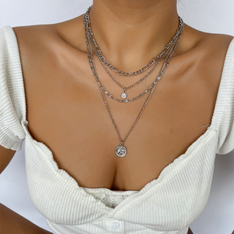 Silbernes Layering-Ketten-Set mit Anhänger getragen am Hals
