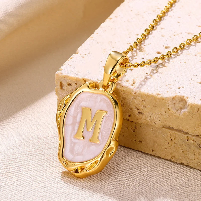 Vergoldete Buchstabenkette "M"