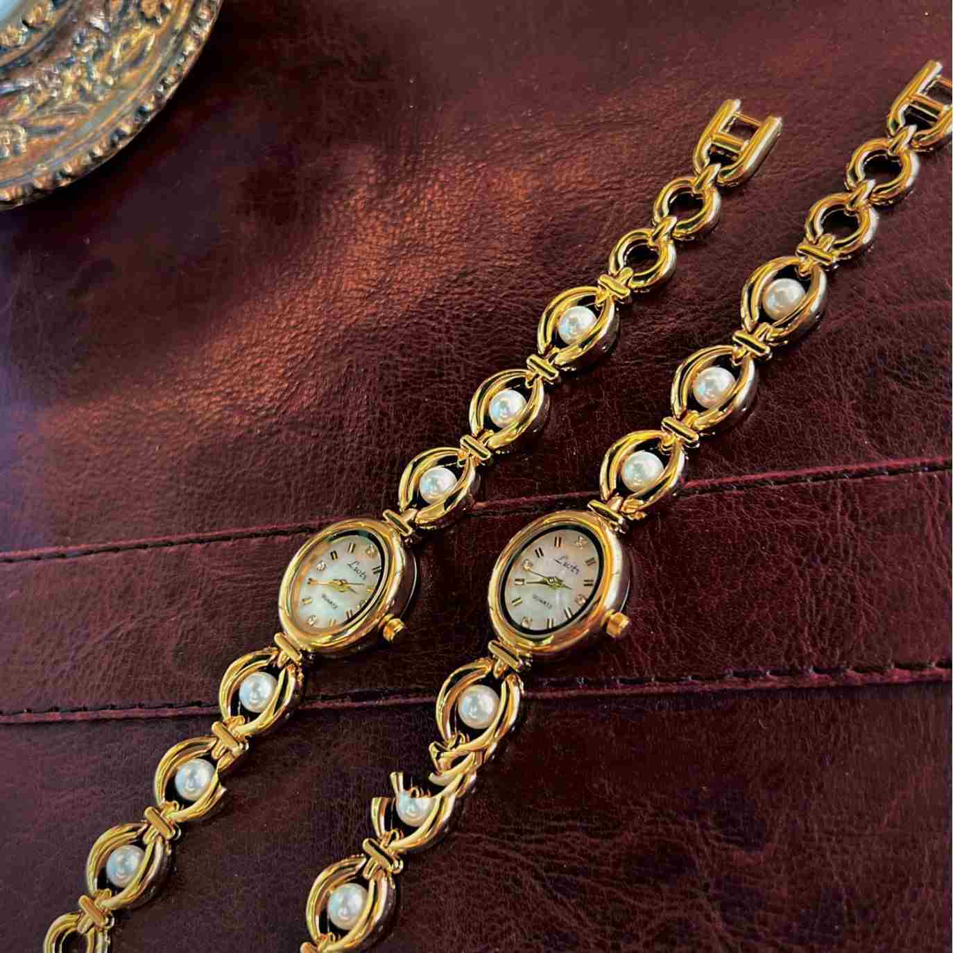 zwei Perlen-Armbanduhren in gold