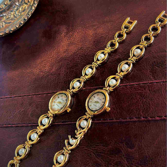 zwei Perlen-Armbanduhren in gold