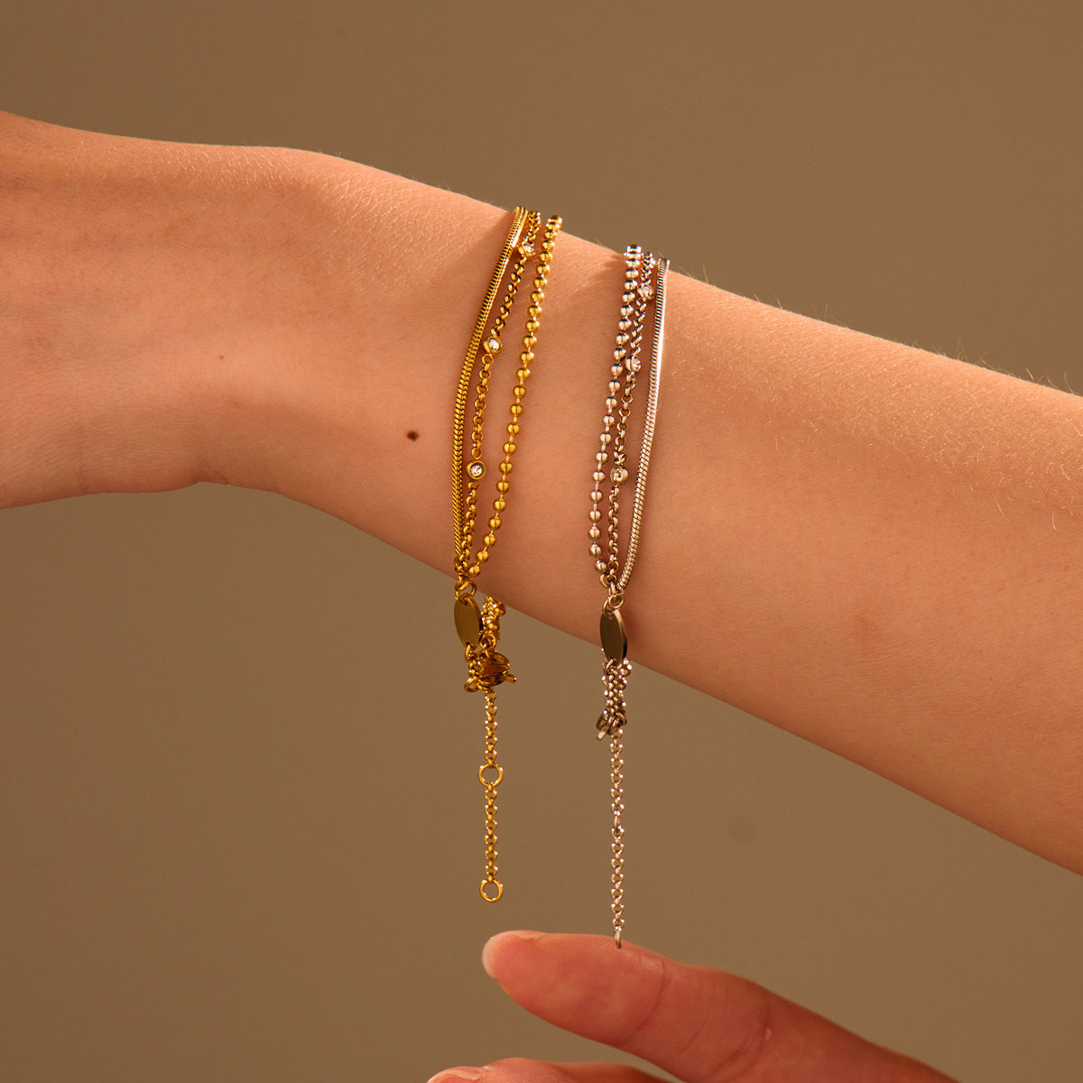 Doppelarmband in Gold und Silber am Arm