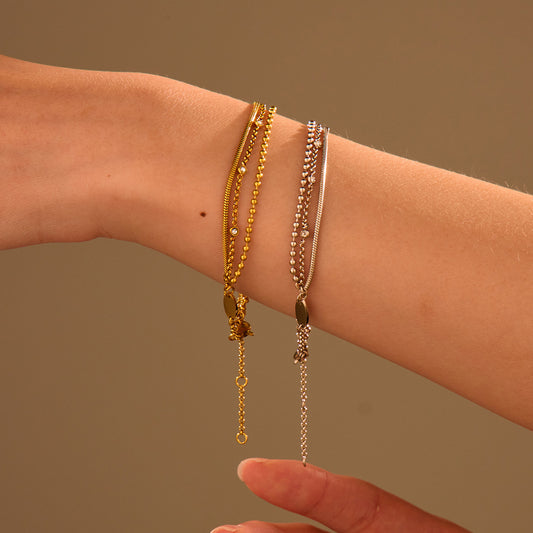 Doppelarmband in Gold und Silber am Arm