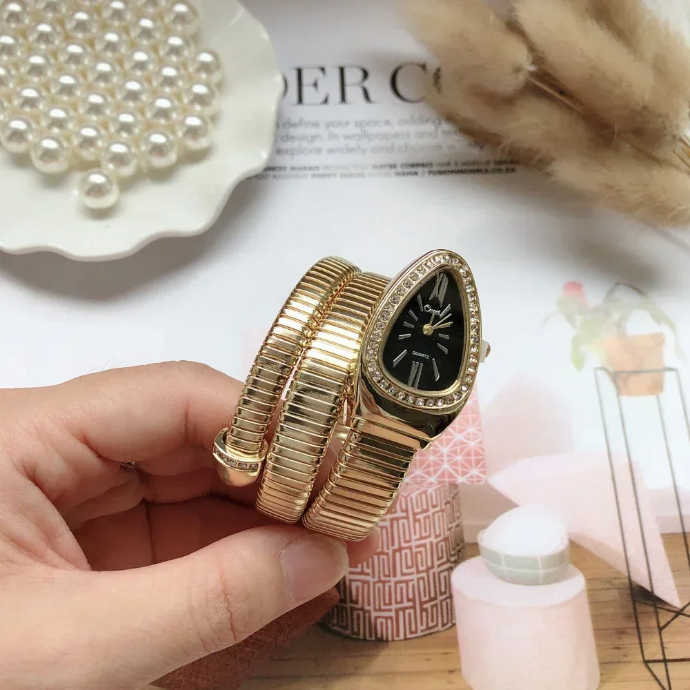 goldene Uhr mit schwarzem Zifferblatt