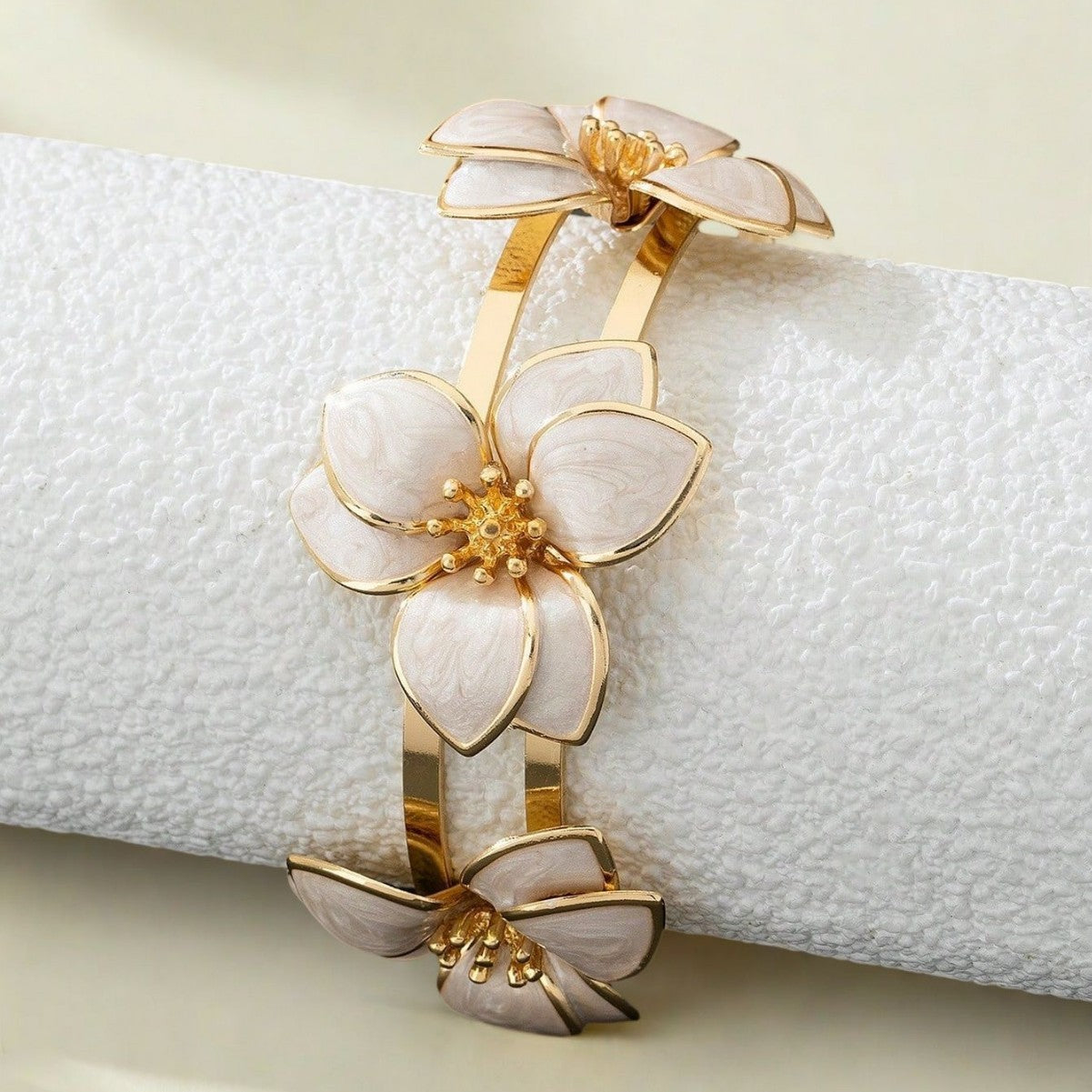 Einzigartiges Blüten-Armband wei