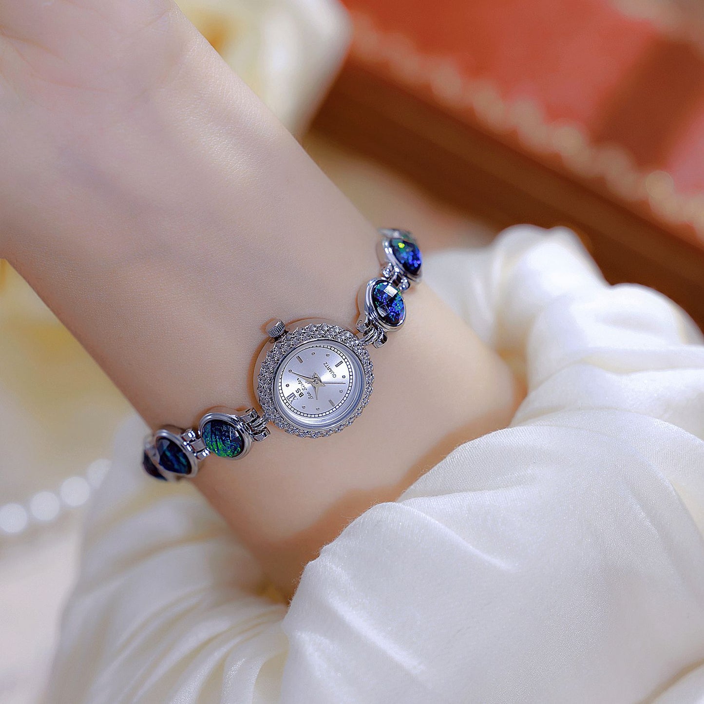 Malachit-Armbanduhr am Arm