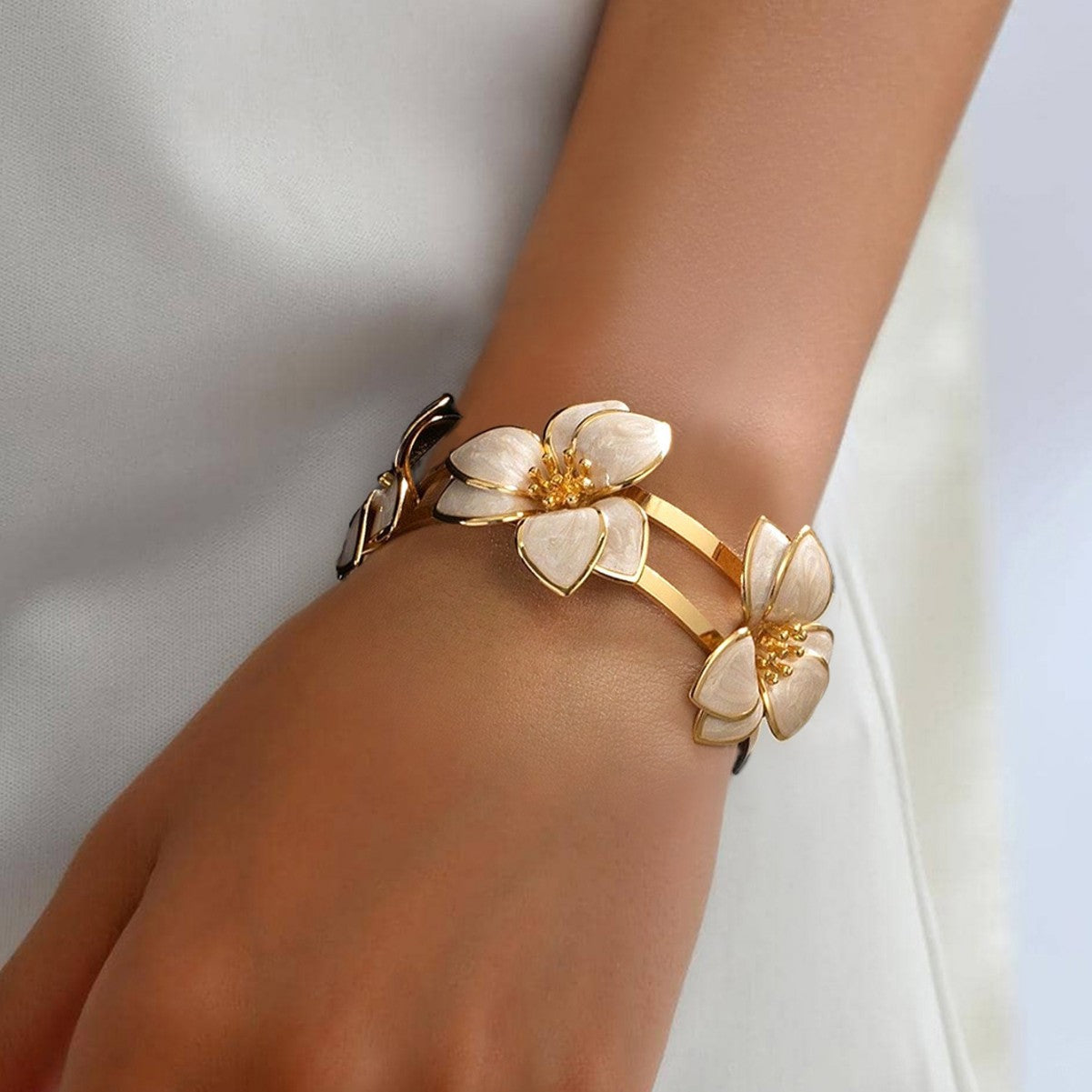 Einzigartiges Blüten-Armband weiß