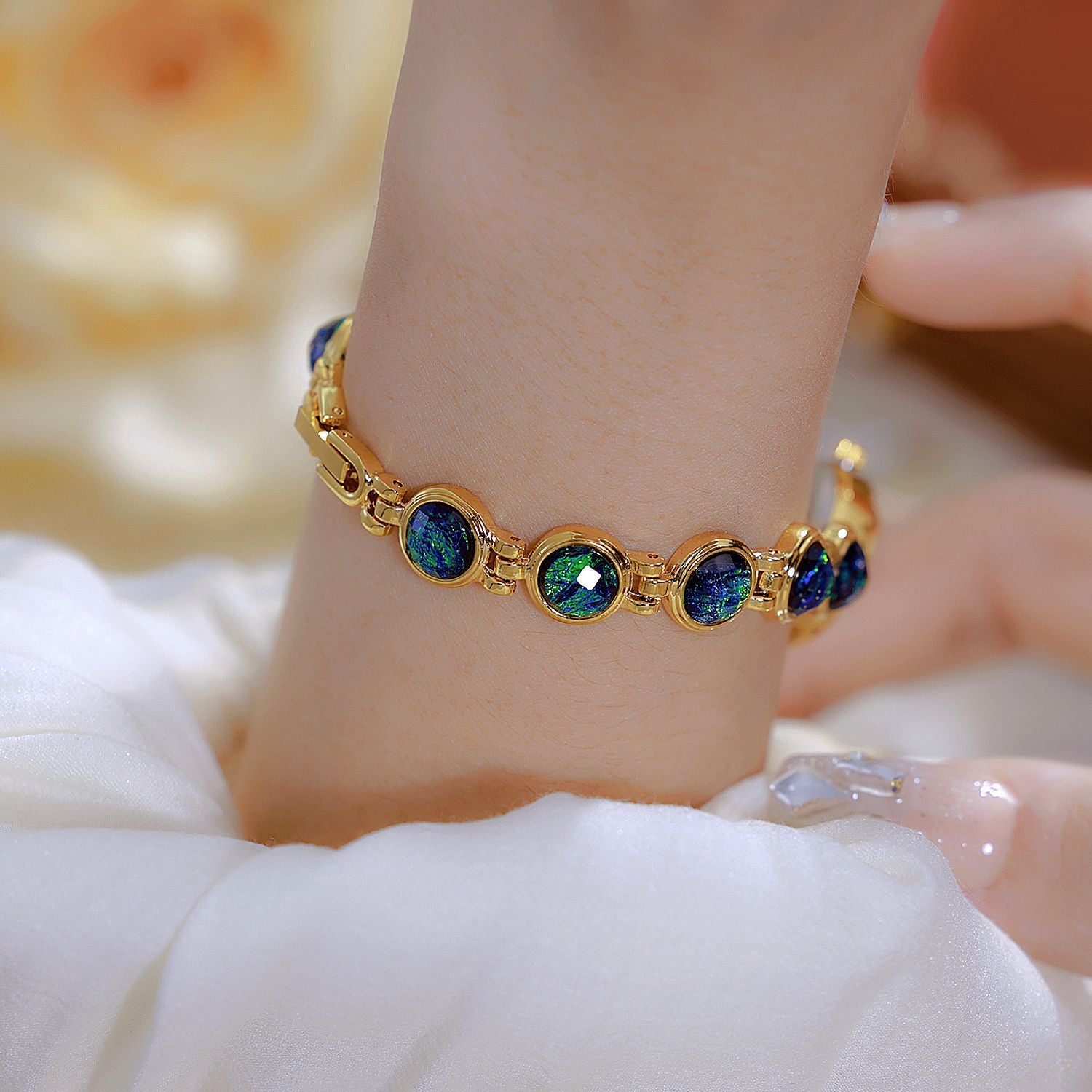 Malachit-Armbanduhr am Arm