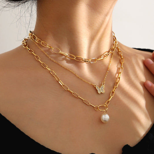 Goldenes Layering-Ketten-Set mit Schmetterling und Perle am Hals