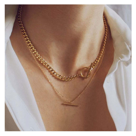 Gold-Halskette im Flachketten-Stil am Hals