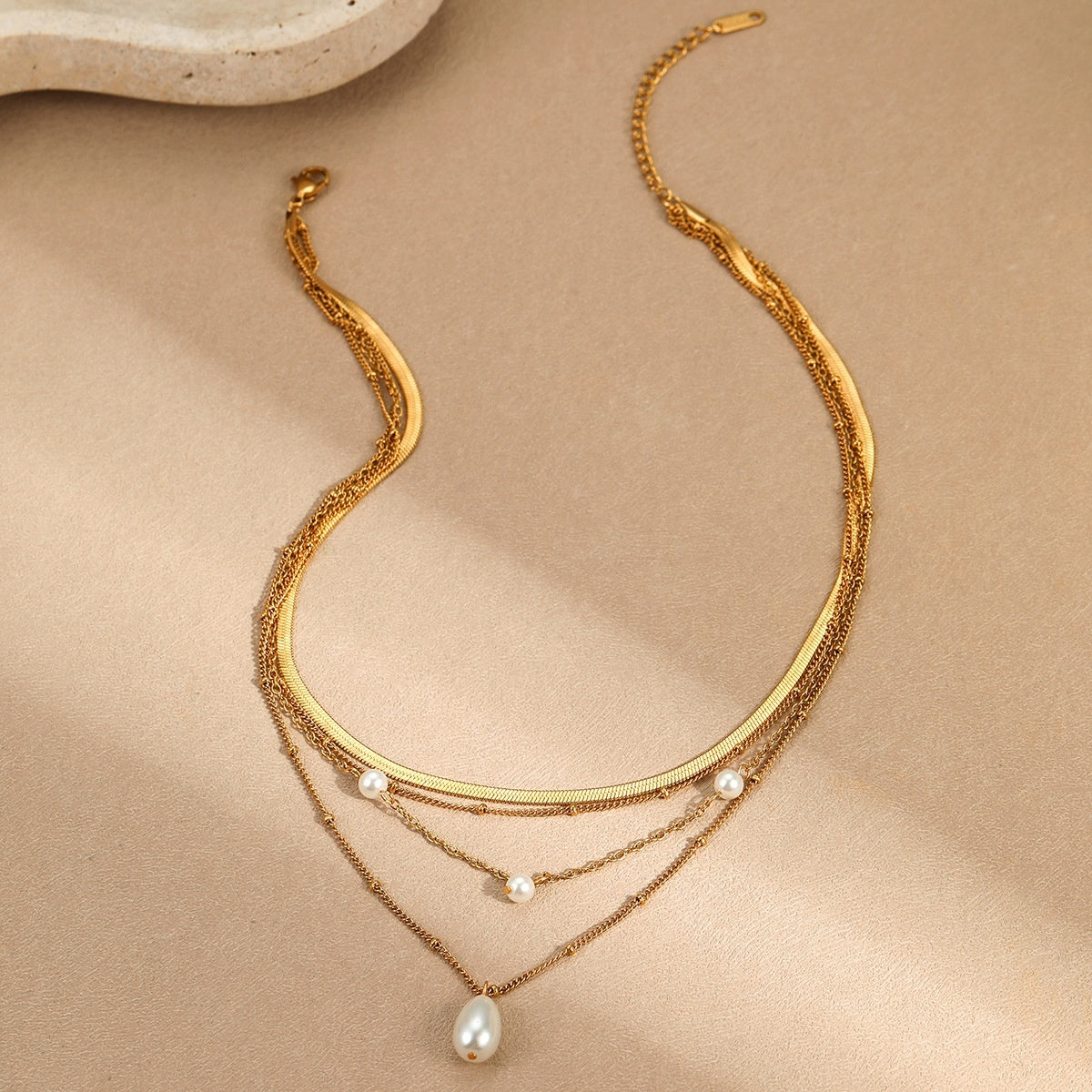 Vergoldete Goldkette mit flacher Kette und hängenden Perlen