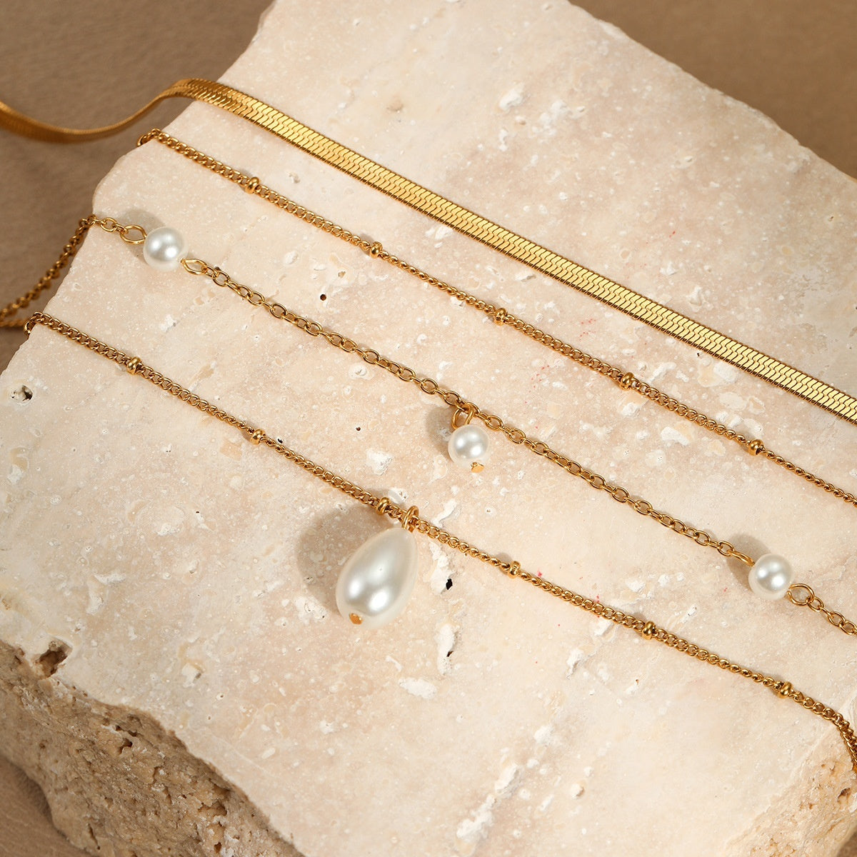 Vergoldete Goldkette mit flacher Kette und hängenden Perlen