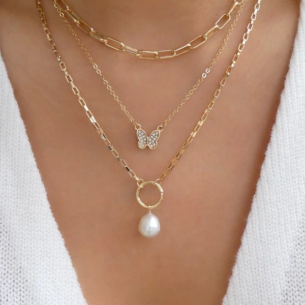 Goldenes Layering-Ketten-Set mit Schmetterling und Perle am Hals