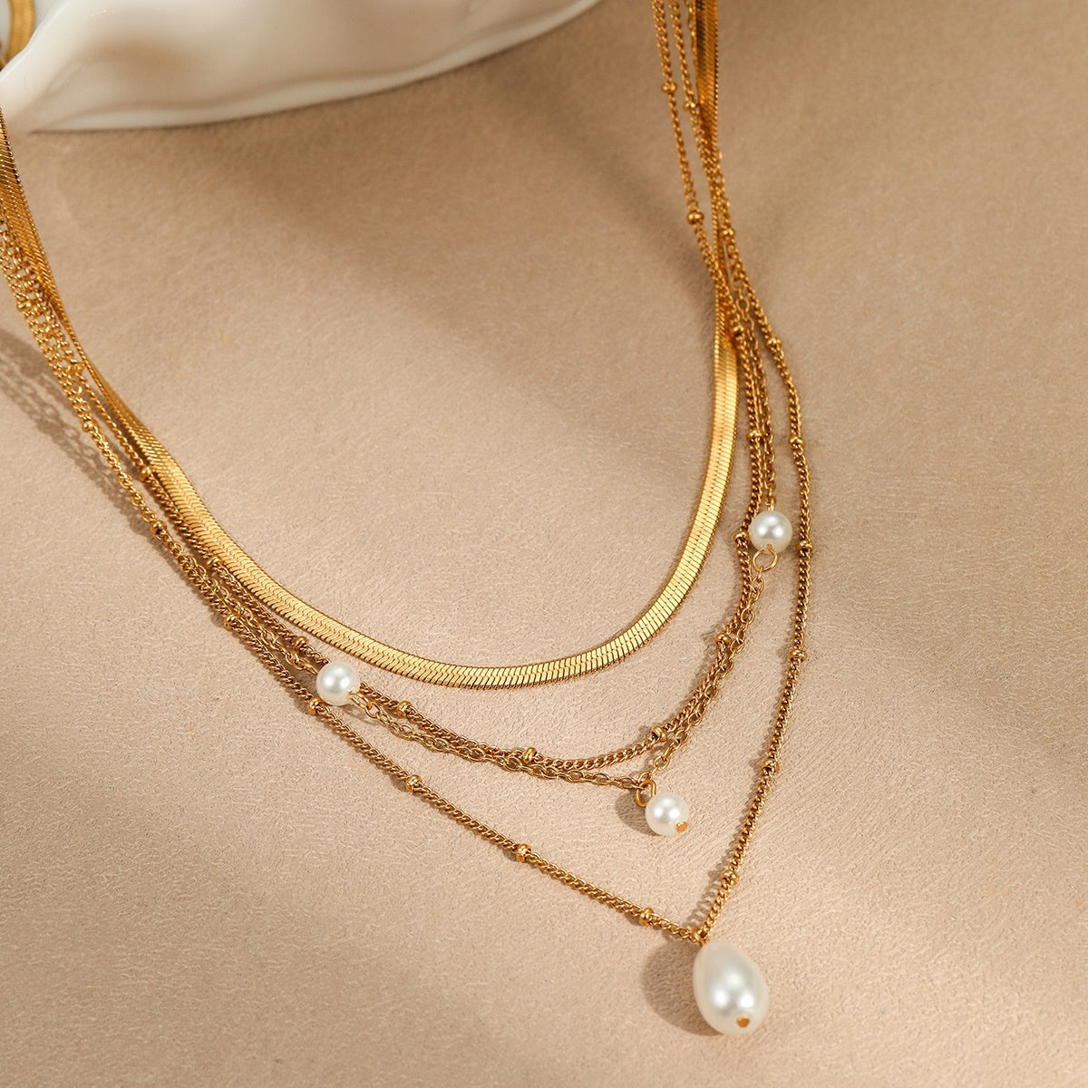 Vergoldete Goldkette mit flacher Kette und hängenden Perlen