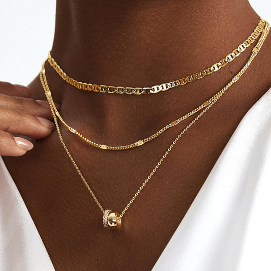  Vergoldete Kette mit Charm am Hals